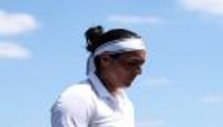 انهمرت بالبكاء.. أنس جابر تنسحب من بطولة ويمبلدون (فيديو)