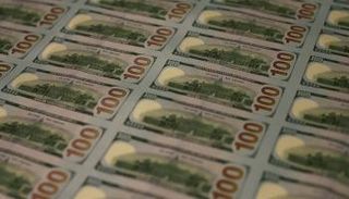 طباعة أوراق فئة 100 دولار أمريكي