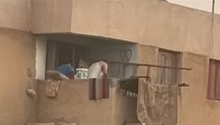 لقطة من فيديو الاعتداء على الطفل