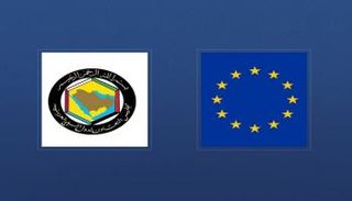 علم الاتحاد الأوروبي وشعار مجلس التعاون لدول الخليج العربية