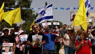 ذوو الرهائن وأنصار يتظاهرون في إسرائيل