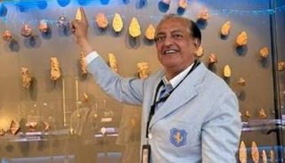 بسام الشماع يشير إلى القطع الأثرية النادرة من عصور ما قبل التاريخ