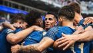 انتصار الهلال على مانشستر سيتي.. فرحة جنونية وكنو يحمل الرئيس (فيديو)