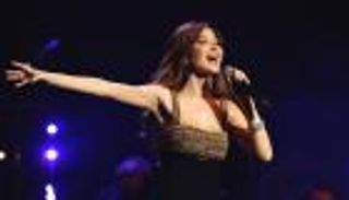 طلب عفوي من إيلا لوالدتها نانسي عجرم خلال حفل لندن (فيديو)