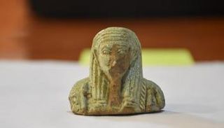  تمثال جنائزي من الفخار المزجج يُسمى "أوشابتي"، تم العثور عليه بالمدينة