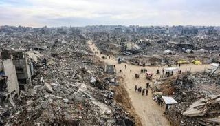 فلسطينيون يمرون عبر دمار هائل في غزة