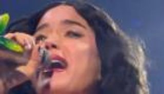 كاتي بيري تبكي ومؤشرات على نهاية علاقتها بأورلاندو بلوم