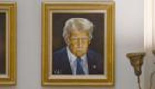 «ريشة مسيّسة».. صورة أغضبت ترامب في الكابيتول