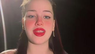 البلوغر نور تفاحة