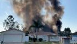 انفجار مدوٍّ في مستودع ألعاب نارية يشعل حريقًا ضخمًا في كاليفورنيا 