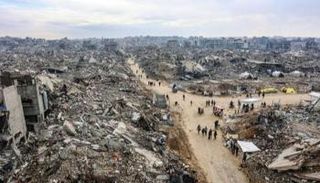 فلسطينيون يمرون عبر دمار هائل في غزة