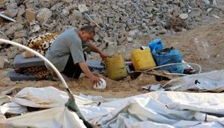 نازح فلسطيني في مدينة غزة