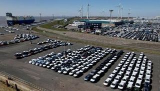 سيارات مجموعة فولكس فاغن المتجهة إلى الولايات المتحدة في ميناء إمدن البحري