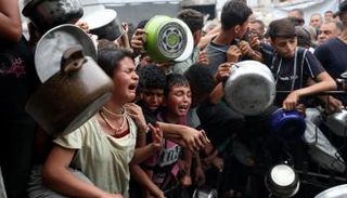 تزاحم للحصول على الطعام في غزة