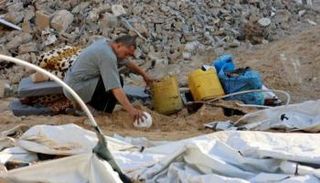 نازح فلسطيني في مدينة غزة