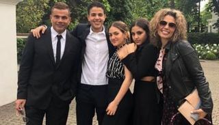 لحظة عائلية دافئة تجمع عمرو دياب بأولاده
