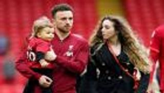 انهيار زوجة جوتا خلال الاستعداد لجنازته (فيديو)