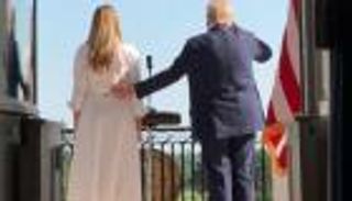 «عين» من خلف الكواليس.. يد ترامب على ظهر ميلانيا تثير تفاعلا