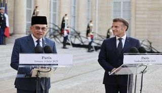 إيمانويل ماكرون ورئيس وزراء ماليزيا