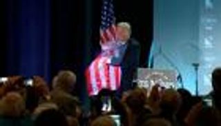 كيف يستخدم ترامب العلم الأمريكي لتعزيز مسيرته؟