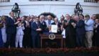 ترامب يوقع «المشروع الكبير والجميل».. أصبح قانونا