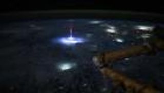 «البرق العابر».. ظاهرة جوية نادرة تضيء السماء من الفضاء