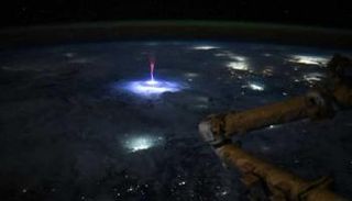 ظاهرة جوية تضيء سماء المكسيك