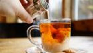 هل يضاف الحليب قبل الشاي أم بعده؟ العلم يقدم الجواب الحاسم