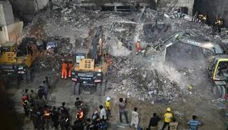 انهيار مبنى سكني في كراتشي