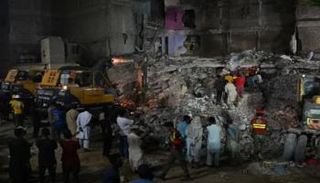 انهيار مبنى سكني في كراتشي