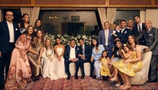 عادل إمام مع العائلة