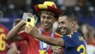 أغنية وتحذير.. ماذا تعني رسائل لامين يامال ووالده المشفرة؟