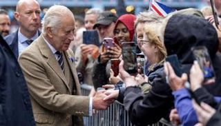 الملك تشارلز يصافح مواطنين تجمعوا لتحيته