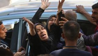 رد فعل امرأة فلسطينية على مقتل أقربائهافي غارة إسرائيلية 