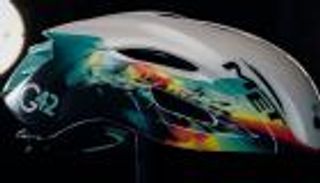 جي 42 تُعيد تعريف الابتكار الرياضي.. إطلاق أول خوذة بتقنية الذكاء الاصطناعي