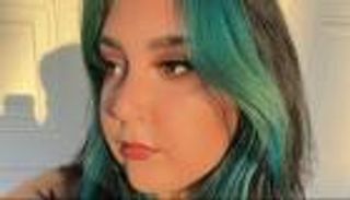 مقتل موظفة بطريقة صادمة.. مديرتها جلست عليها حتى الموت