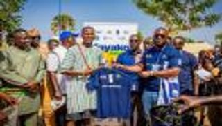 أنار قريته الصغيرة.. لفتة رائعة لنجم البريميرليغ في السنغال (فيديو)