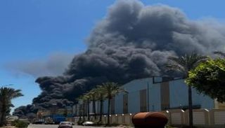 أعمدة الدخان تتصاعد من داخل مصنع الإسفنج في دمياط