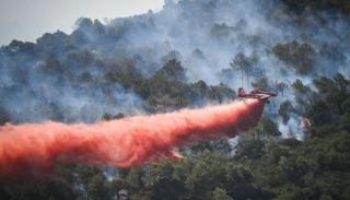 طائرة تشارك في عمليات إخماد الحرائق
