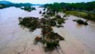 30 طفلا بين الضحايا.. فيضان نهر يودي بالعشرات في تكساس