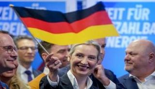 زعيمة حزب «البديل من أجل ألمانيا» أليس فايدل تلوِّح بعلم ألمانيا