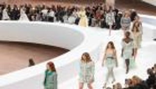 «شانيل» تبهر باريس بأحدث مجموعة من الأزياء الراقية (صور)