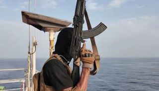 مسلح حوثي على متن سفينة ماجيك سيز بالبحر الأحمر قبل إغراقها