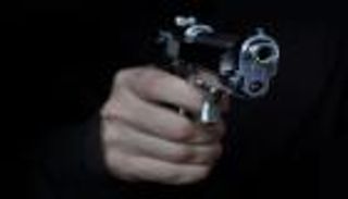 كانت بصحبة زوجها العرفي.. مستشار سابق يطلق النار على طليقته في مصر