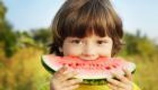 خبير التغذية العلاجية يكشف مخاطر الإفراط في تناول البطيخ صيفًا (خاص)