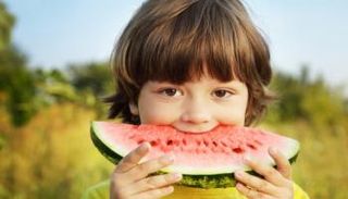 الأطباء وخبراء التغذية يحذرون من الإفراط في تناول البطيخ صيفا
