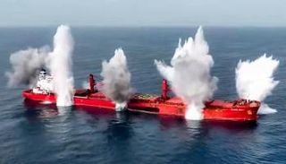 عمدة دخان تتصاعد جراء انفجارات على متن سفينة ماجيك سيز