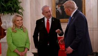 نتنياهو وزوجته سارة رفقة ترامب