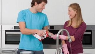 الأزواج الذين يتشاركون غسل الأطباق يشعرون بمزيد من القرب والسعادة