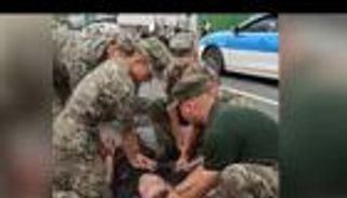 شاهد.. تدخل عاجل من الشرطة ينقذ حياة صيني